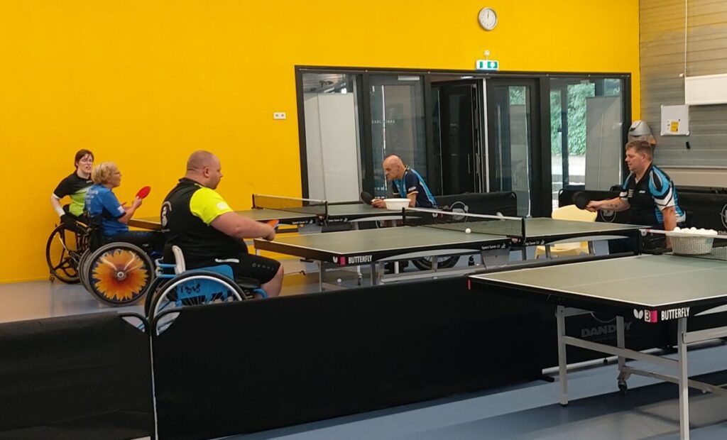 vier rolstoeltafeltennis spelende rolstoelgebruikers, tafeltennis, rolstoel